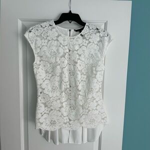 White lace sleeveless elegance